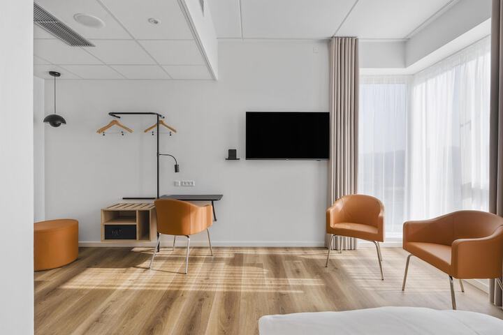 Room 13 of 77