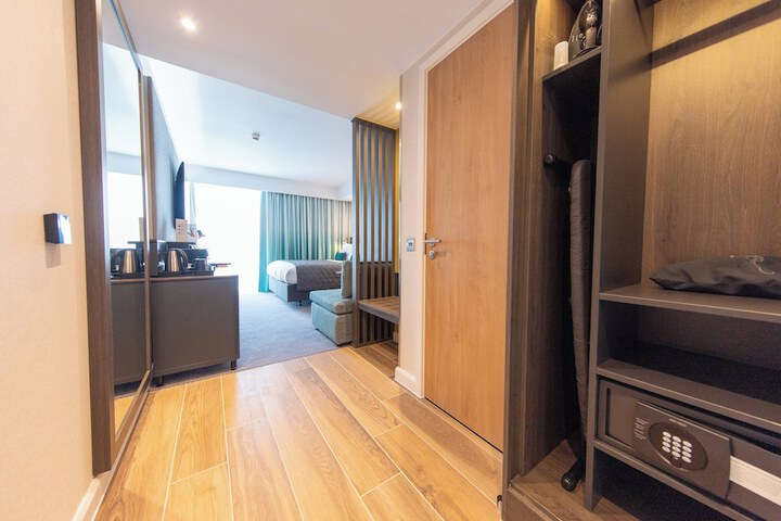 Room 16 of 120