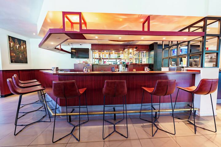 Lounge 31 of 37