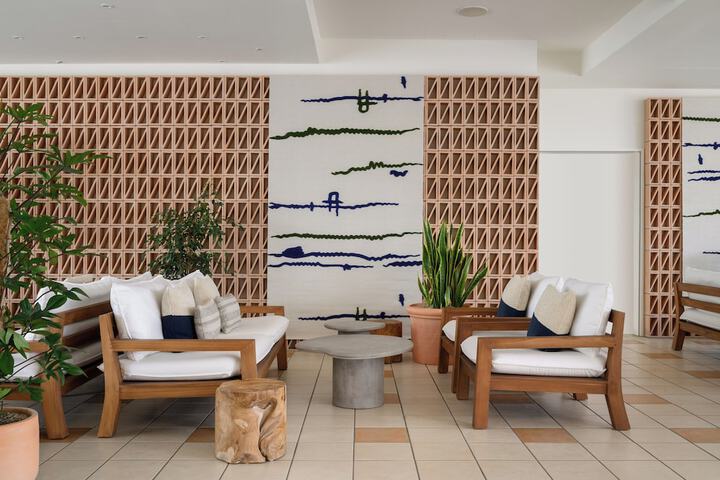 Lounge 121 of 170