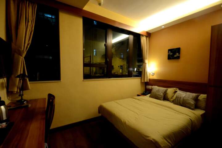 Room 4 of 18