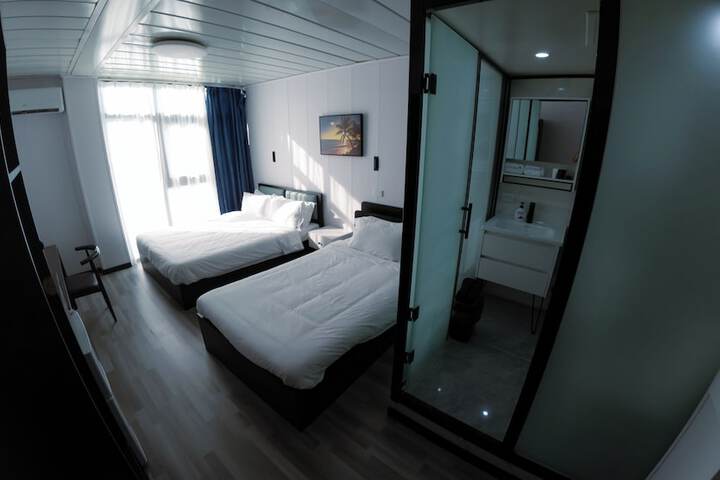 Room 8 of 18