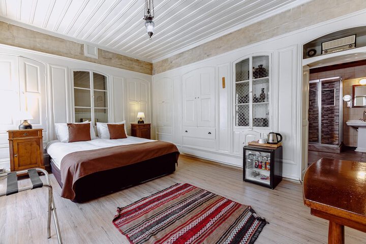 Room 106 of 182