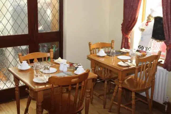 Dining 10 of 12