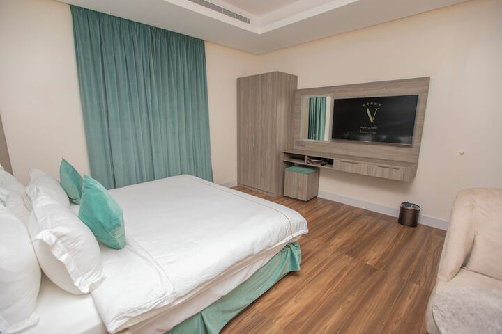 Room 4 of 16