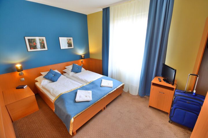 Room 4 of 40