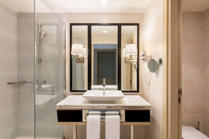 Room 42 of 203