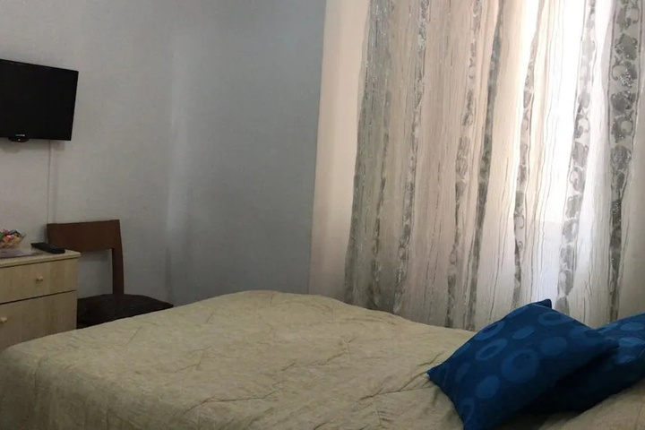 Room 6 of 12