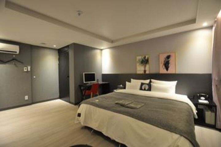 Room 17 of 76