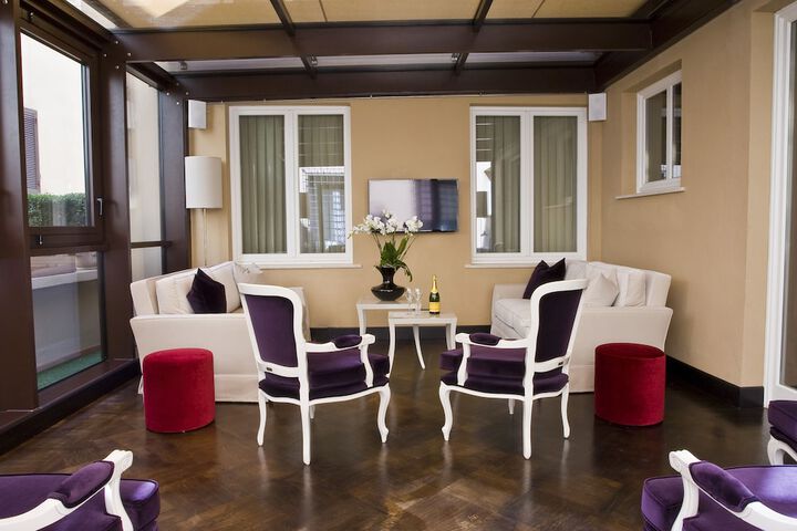 Lounge 27 of 35