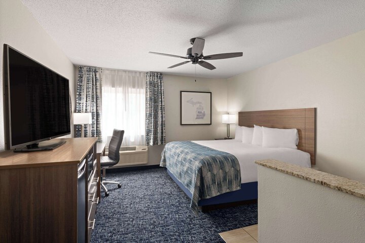 1 King Bed (5 of 10)