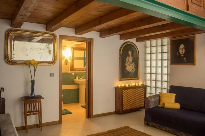 Room 6 of 10