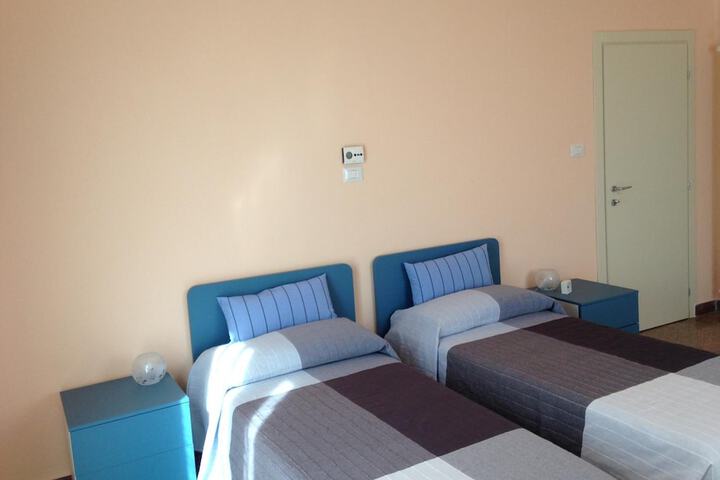 Room 12 of 20