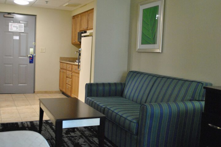 1 King Bed Microwave and Refrigerator WiFi Full Breakfast (2 of 4)