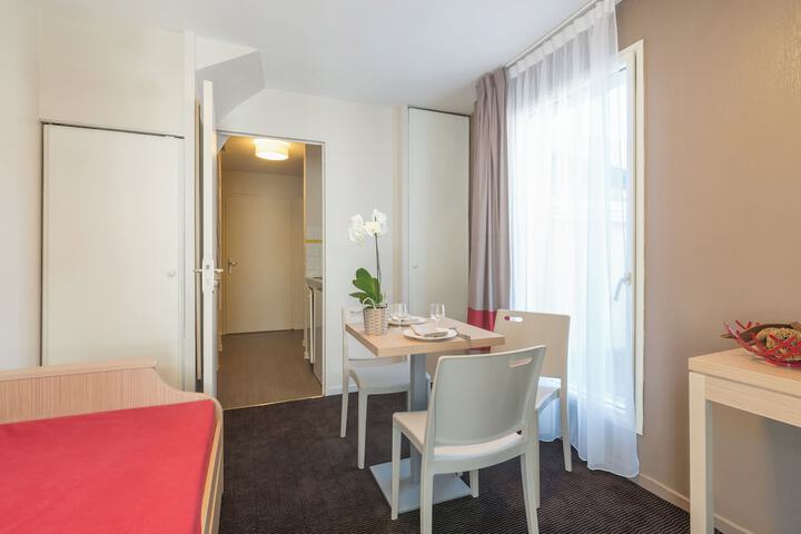 Room 10 of 30