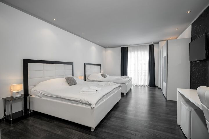 Room 7 of 16