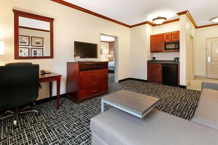 1 King Bed Deluxe Executive Suite (2 of 5)