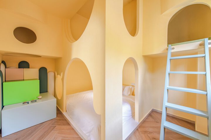 Room 42 of 150