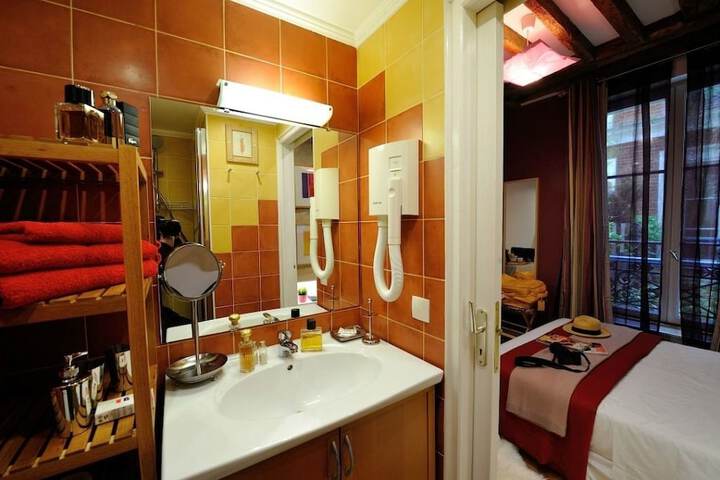 Room 590 of 648
