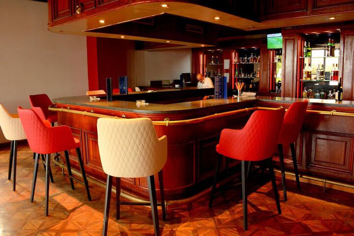 Lounge 48 of 61