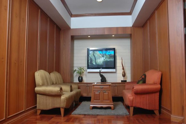 Lounge 26 of 39
