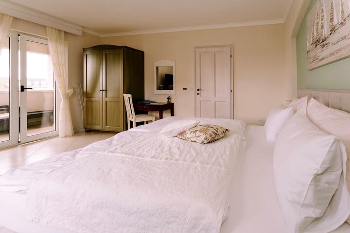 Room 33 of 104