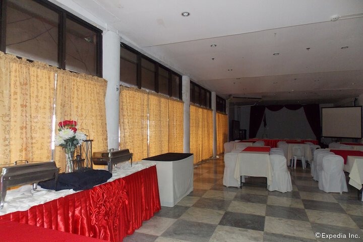 Ballroom/Hall 28 of 36
