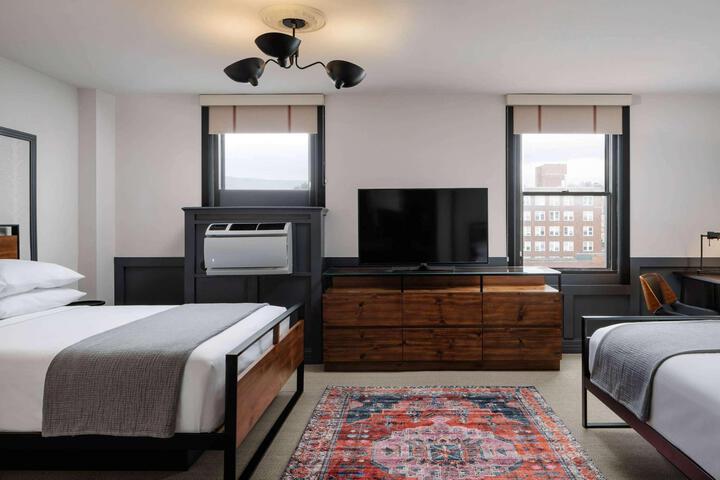 1 King Bed Deluxe Mobility and Hearing Impaired Accessible Room (2 of 17)