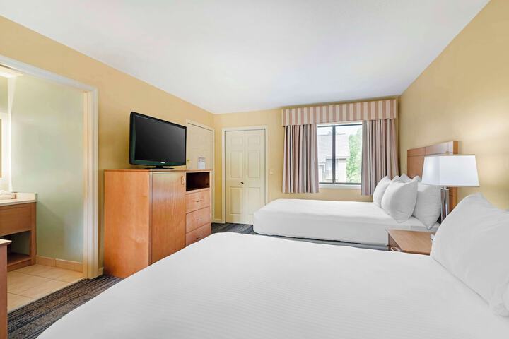 2 Double Beds Microwave and Refrigerator WiFi Full Breakfast (5 of 7)