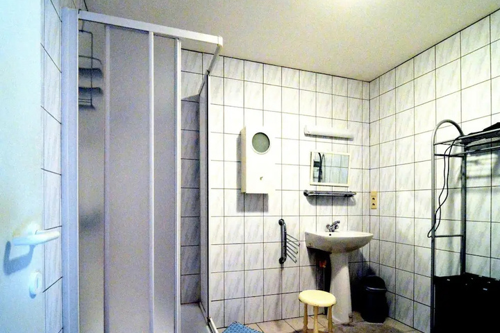 Room 7 of 18