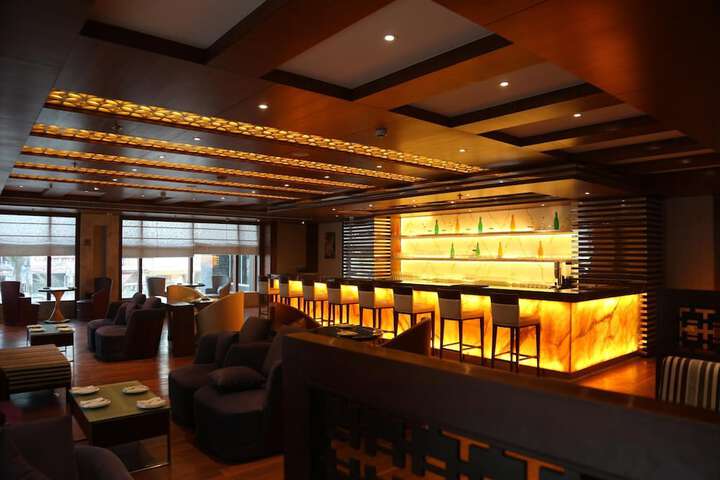 Lounge 48 of 54