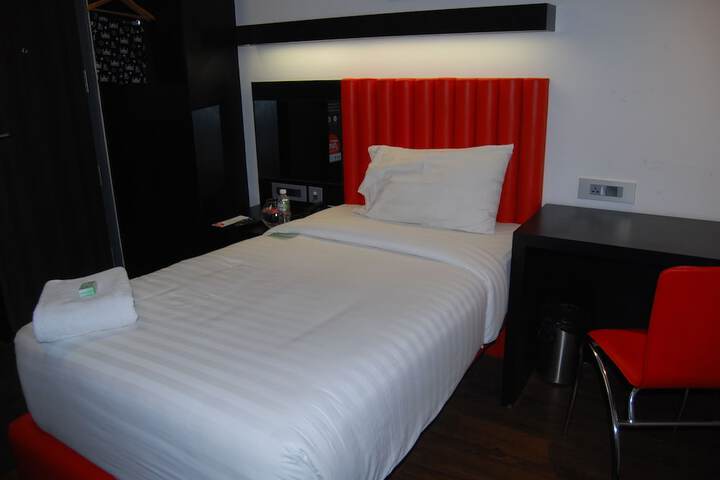 Room 3 of 32