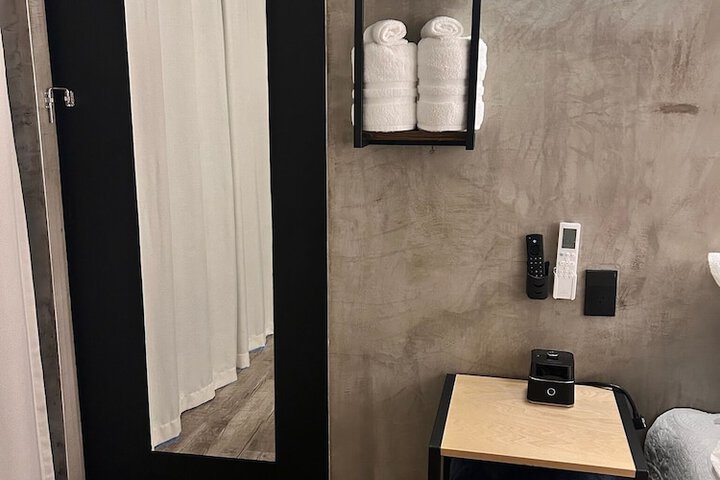 Room 4 of 85