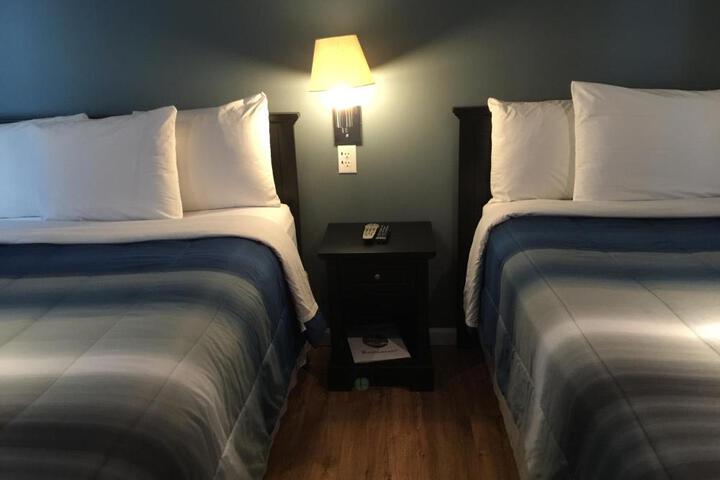 1 Queen Bed (6 of 8)
