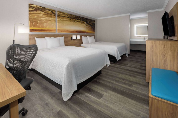 2 Queen Beds (11 of 22)