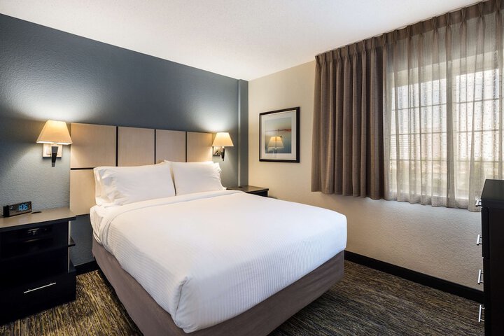 Studio Suite Queen Bed (2 of 10)
