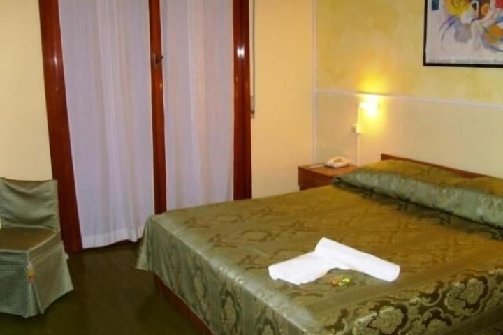 Room 10 of 42