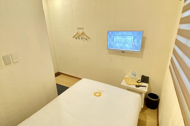 Room 6 of 19