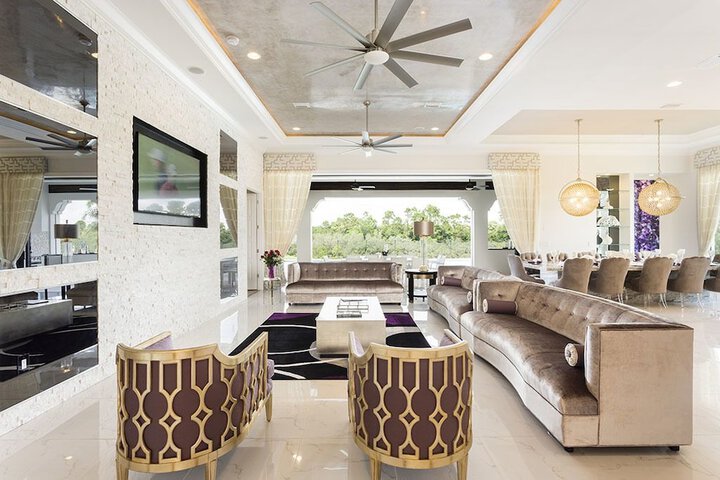 Lounge 36 of 48