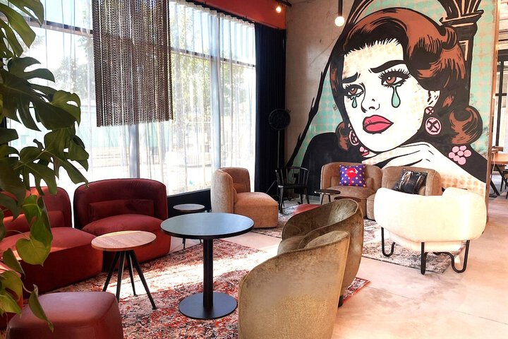 Lobby lounge