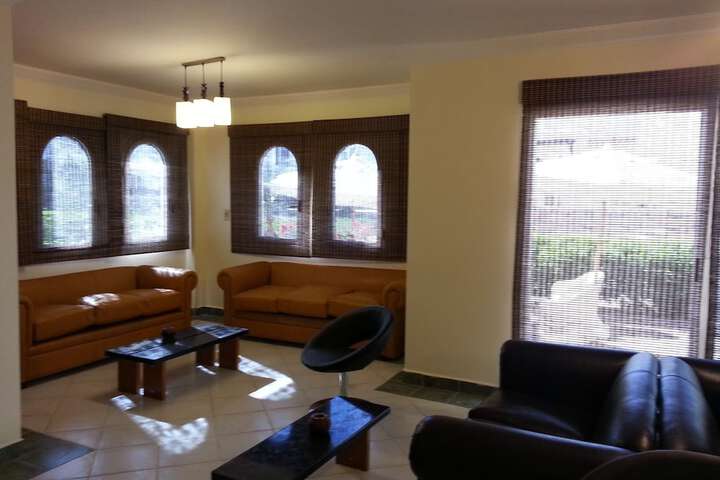 Lounge 44 of 80