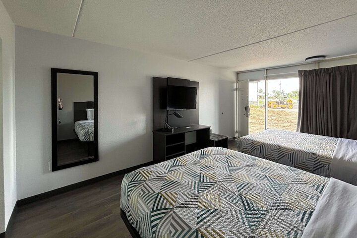 2 Queen Beds (6 of 12)