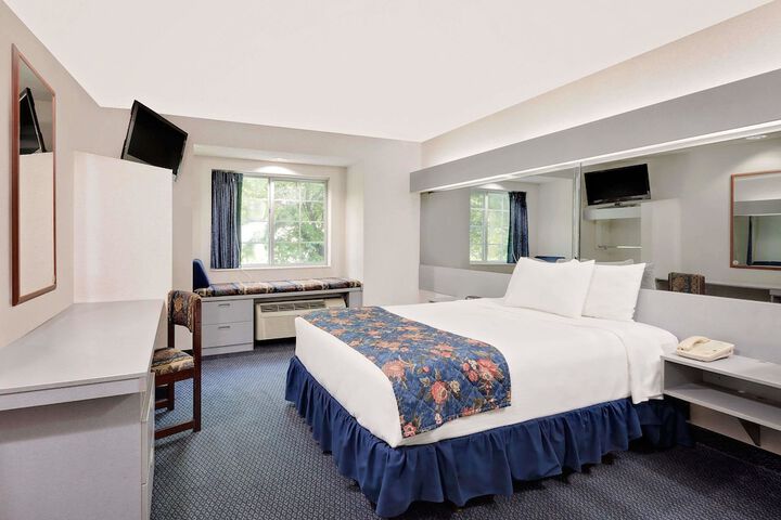 1 Queen Bed (7 of 22)