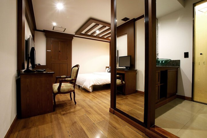 Room 10 of 60