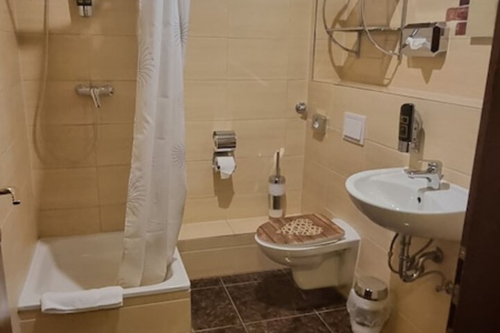 Room 13 of 16
