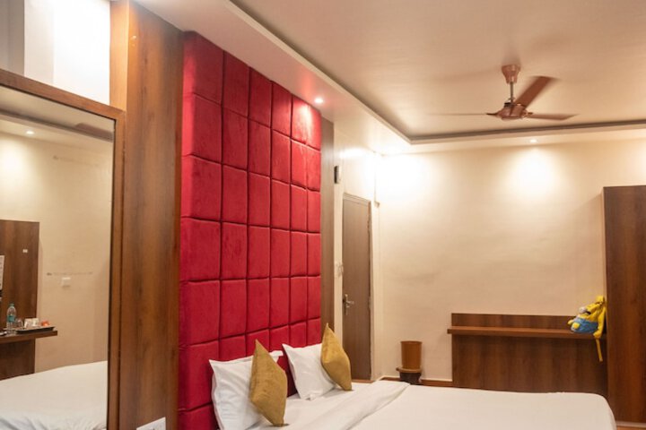 Room 33 of 48