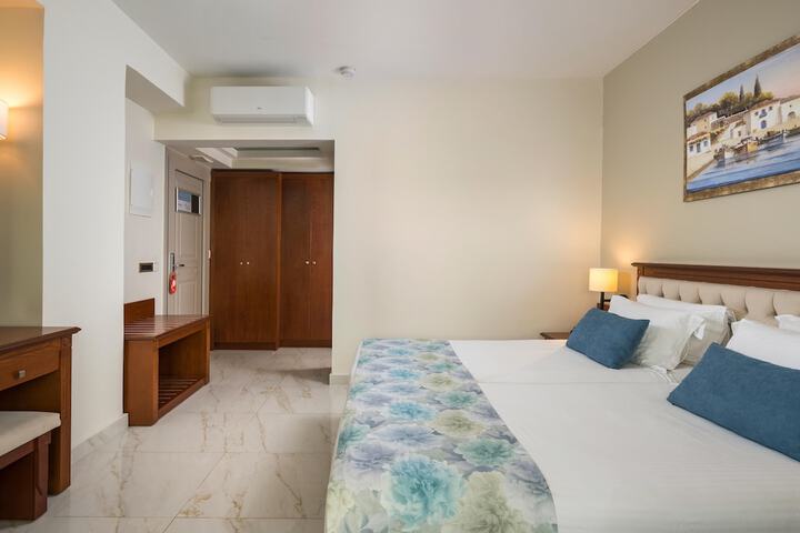 Room 52 of 340