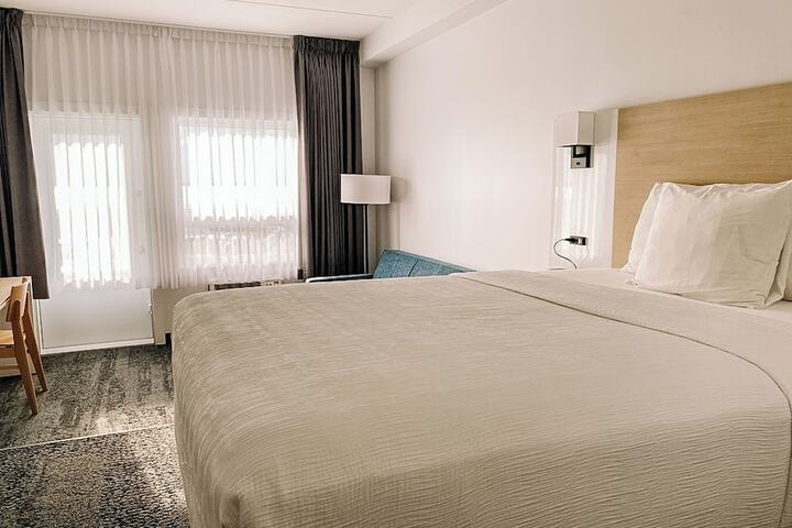 Room 33 of 102