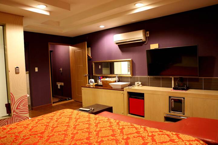 Room 10 of 33