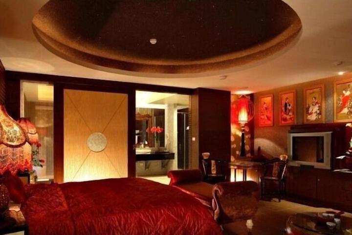 Room 5 of 11